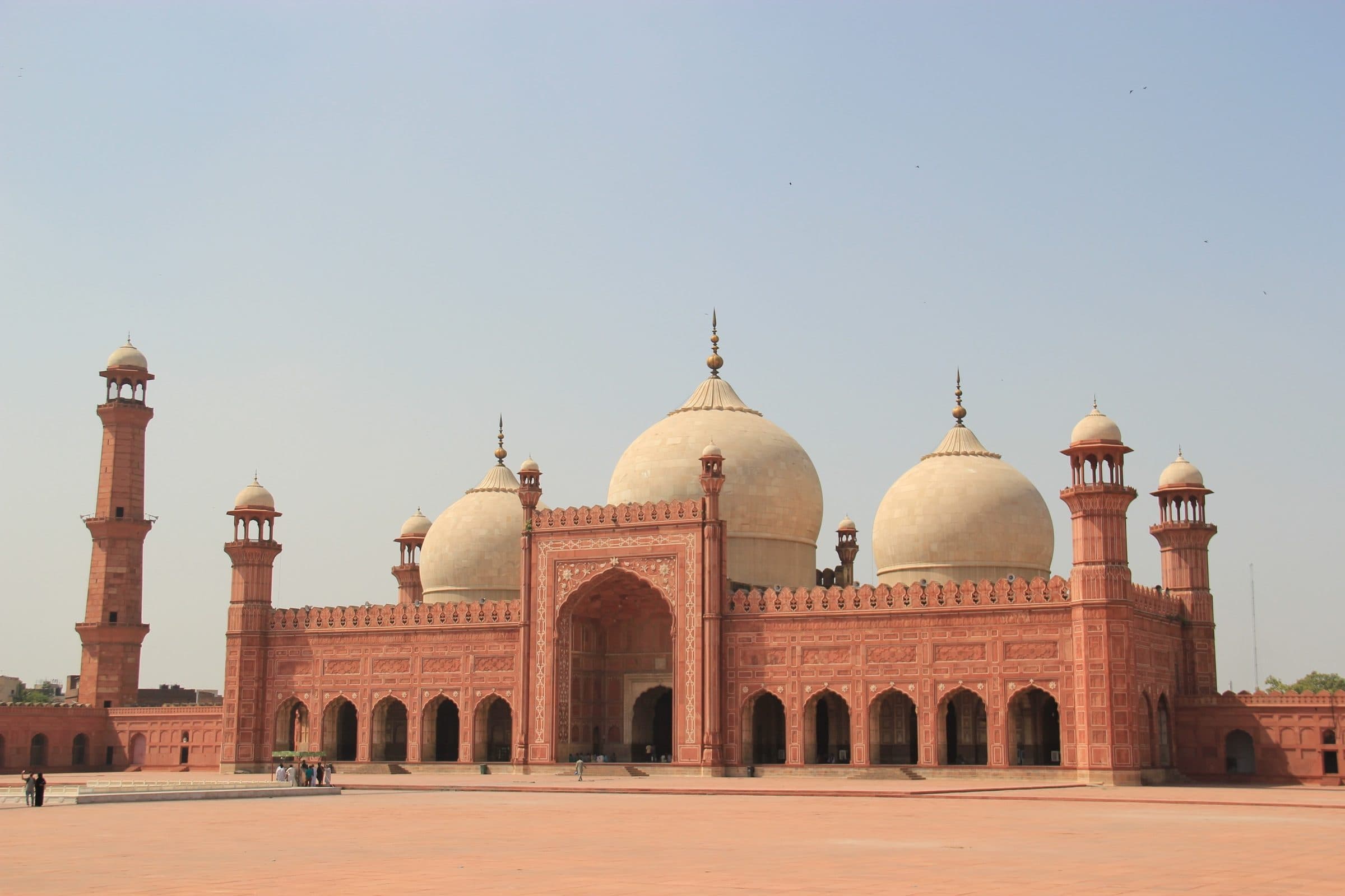 Badshahi Mosque, Lahore, wide under a soft evening sky
